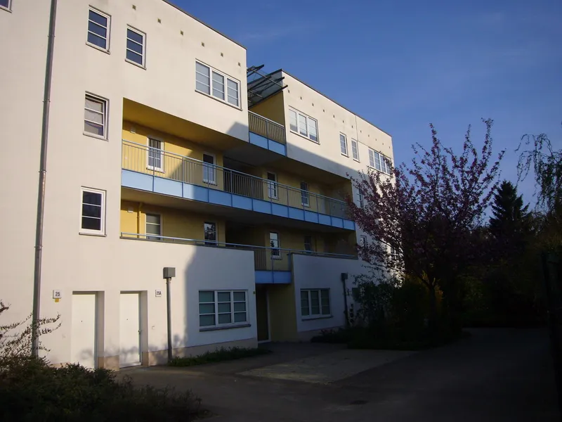 Wohlfühlwohnung mit Wintergarten und Einbauküche, Tiefgarage in beliebter Wohnanlage — photo 1